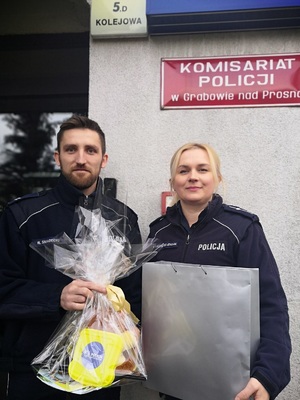 Policjant i policjantka z KPP w Ostrzeszowie trzymają upominki dla dzieci