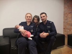 Policjantka mł. asp. Romana Kaczmarek-Stasiak i st. sierż. Radosław Śniadecki wraz z małym Jacusiem i jego siostrzyczką