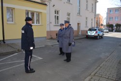 Naczelnik Wydziału Prewencji Komendy Powiatowej Policji w Ostrzeszowie podkom. Jacek Garncarek składa meldunek I Zastępcy Komendanta Wojewódzkiego Policji w Poznaniu insp. Romanowi Kuster o rozpoczęciu uroczystej zbiórki dotyczącej otwarcia Posterunku Policji w Kobylej Górze