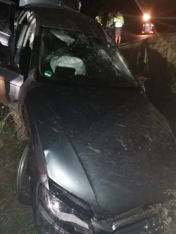 Na zdjęciu widać pojazd marki Audi A4 z widocznymi uszkodzeniami powstałymi w wyniku wypadku.