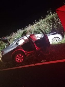 Na zdjęciu widać pojazd marki Audi A4 z widocznymi uszkodzeniami powstałymi w wyniku wypadku.